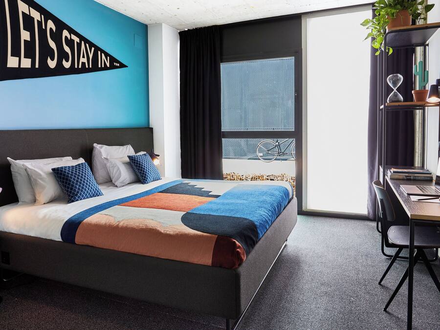 Safe på rommet, skrivebord og skrivebord for bærbar PC