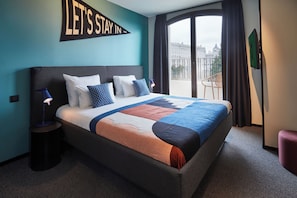 In-room safe, desk, laptop workspace, blackout curtains - The Social Hub Madrid (Madrid)