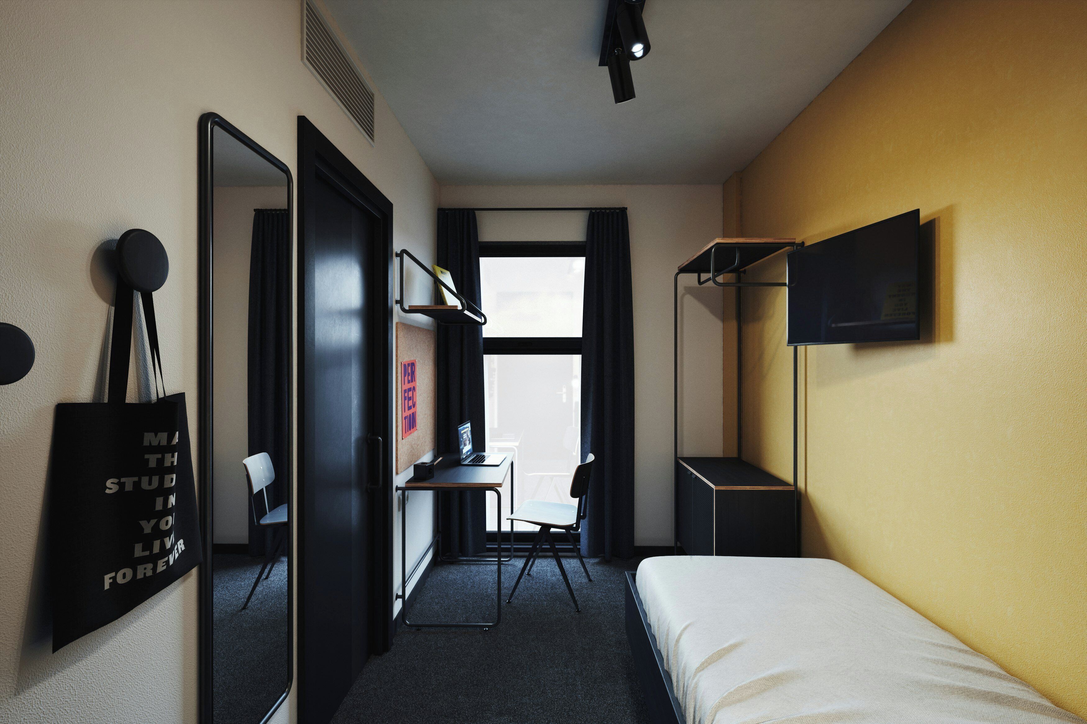 Une chambre d’hôtel avec un lit, un bureau, une chaise et un téléviseur fixé au mur.