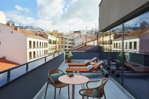 Deluxe King Terrace | In-room safe, desk, laptop workspace, blackout drapes - The Social Hub Madrid (Madrid)