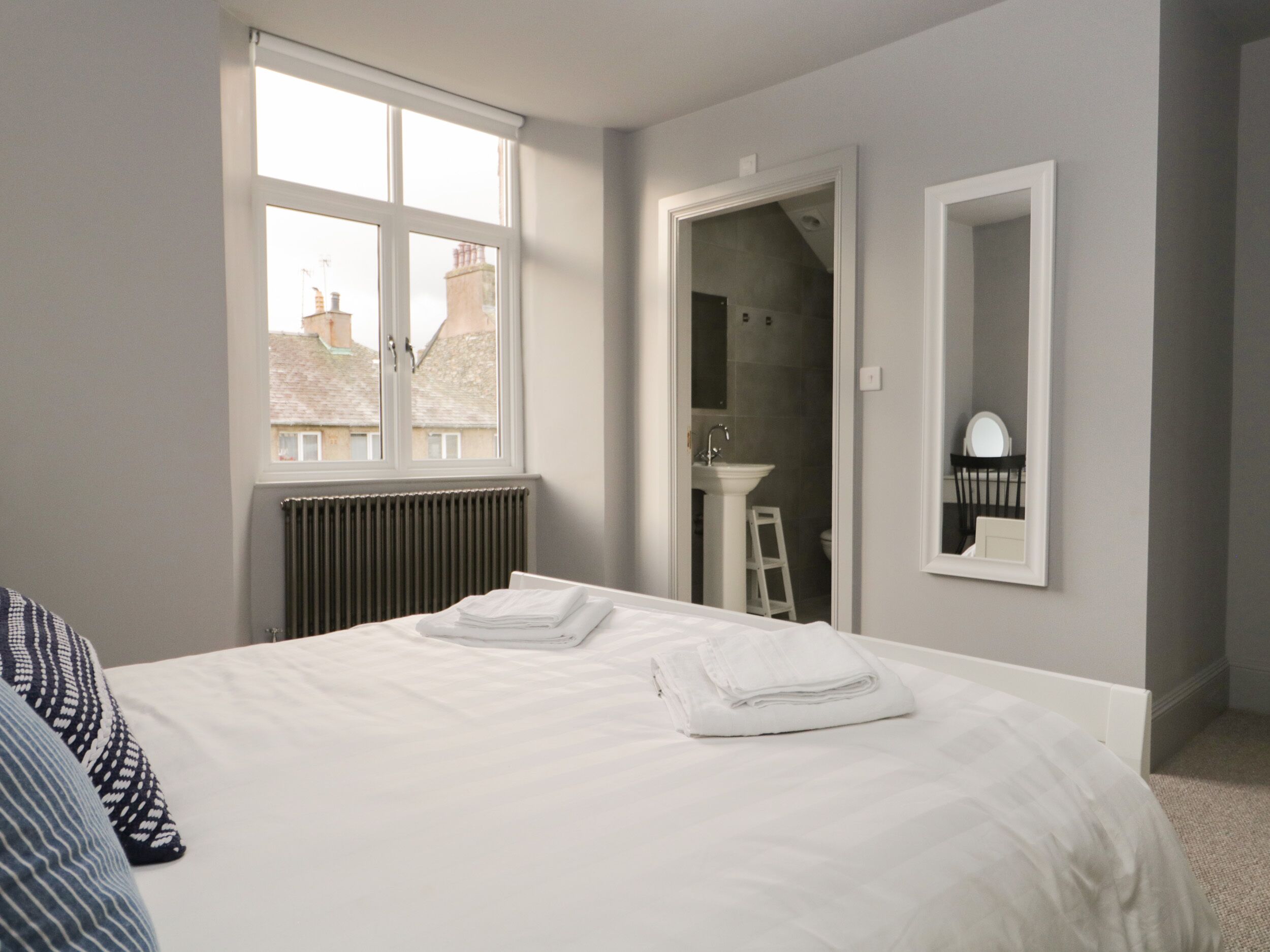 4 habitaciones, decoración personalizada y muebles diferentes 