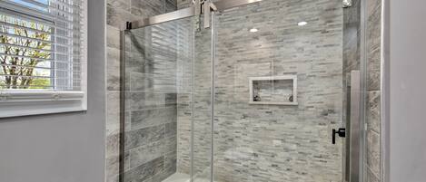 Combined shower/tub