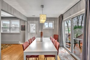 Dining - Spacious 4 BR house - One block from private beach w/ beach passes (Point Pleasant Beach)