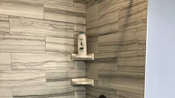 Ensemble douche/baignoire, sĂšche-cheveux, serviettes fournies, savon