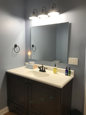 Ensemble douche/baignoire, sèche-cheveux, serviettes fournies, savon