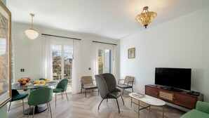 Esmeralda - One Bedroom Apartment | リビング エリア | 32 インチのスマートテレビ (デジタル放送視聴可)、テレビ、書庫