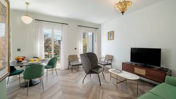 Esmeralda - One Bedroom Apartment | Oleskelualue | 32–tuumainen äly-TV, jossa digitaalikanavat