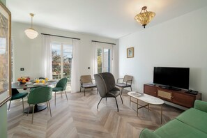 Esmeralda - One Bedroom Apartment | Stofa | 32-tommu snjallsjónvarp með stafrænum rásum, sjónvarp, bækur.