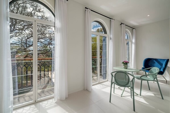 Luxe appartement, balkon, uitzicht op tuin | Balkon