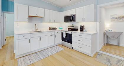 Old Florida bungalow with WiFi, AC, washer/dryer, & patio - walk to beach