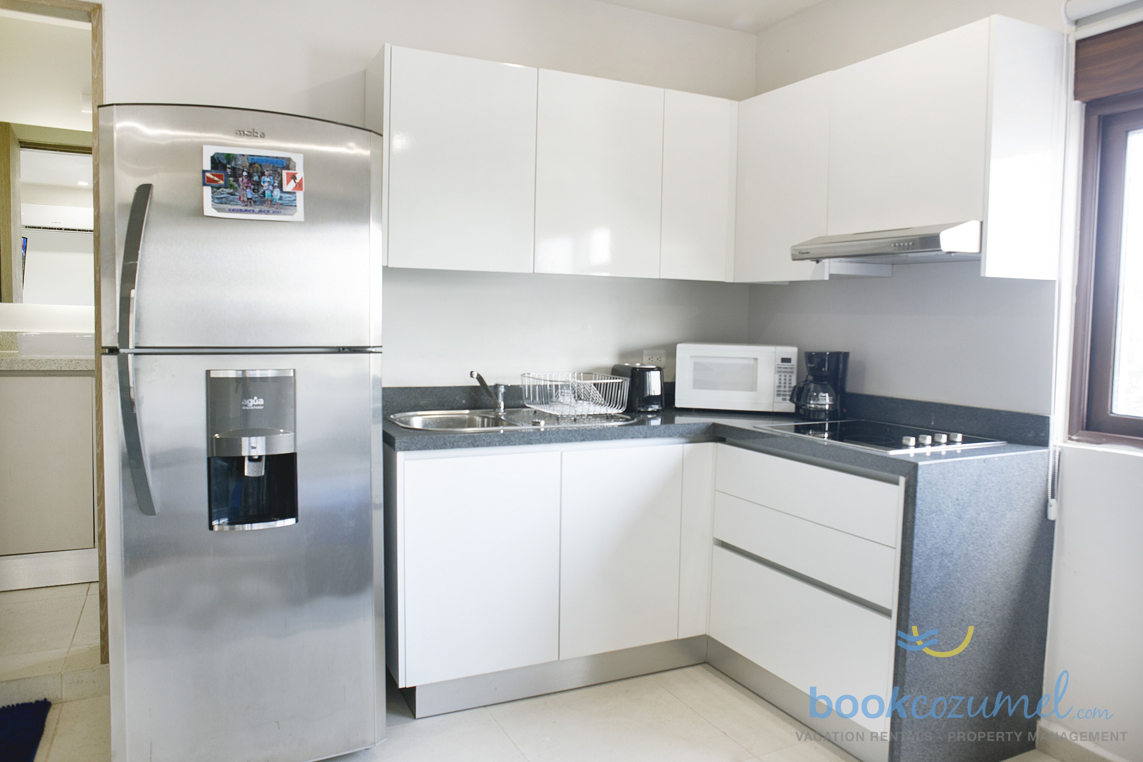 Geladeira, micro-ondas, cooktop, cafeteira/chaleira