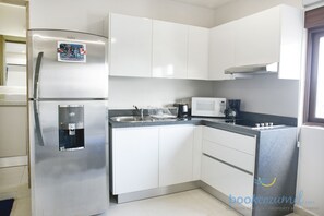 Kühlschrank, Mikrowelle, Herdplatte, Wasserkocher mit Kaffee-/Teezubehör