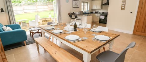 Cottage | Private kitchen | Fridge, dishwasher, electric kettle, cookware/dishes/utensils