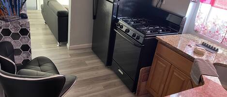 ثلاجة، ميكروويف، فرن، مستلزمات طهي/أطباق/أوعية