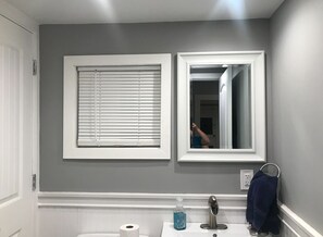 Suihku, hiustenkuivaaja, pyyhkeet, vessapaperi