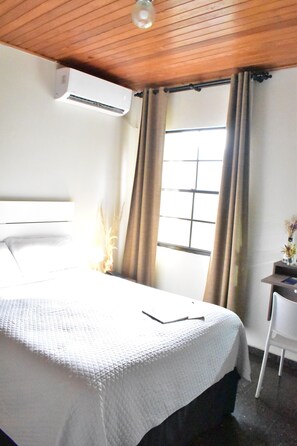 1 bedroom, premium bedding, desk, laptop workspace - Cardedeu Suites (San Salvador)