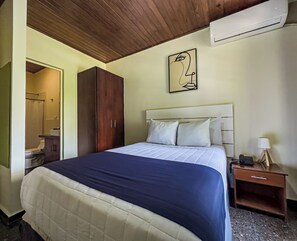 1 bedroom, premium bedding, desk, laptop workspace