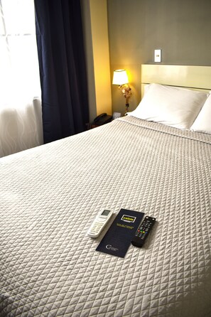 Standard Apartment Double Room 1 Queen Bed | 1 bedroom, premium bedding, desk, laptop workspace - Cardedeu Suites (San Salvador)