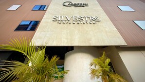 A building with a sign for 'SILVESTRE CAFE & BISTRO' and a 'CARIBEU' logo above it.