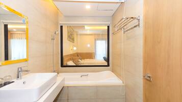 Kombinert dusj/badekar og bidé