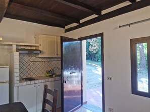 Fridge, stovetop, coffee/tea maker, cookware/dishes/utensils - INDEPENDENT APARTMENT FOR 2 PEOPLE IN BEAUTIFUL ESTATE NEAR THE LAKE (Lazio)