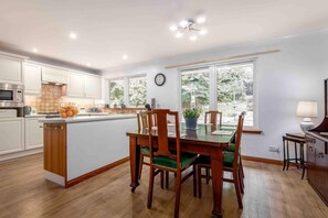 Maison, plusieurs lits | Cuisine privée | Réfrigérateur, micro-ondes, four, plaque de cuisson