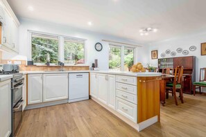 Casa, varias camas | Cocina privada | Refrigerador, microondas, horno y parrilla de estufa 