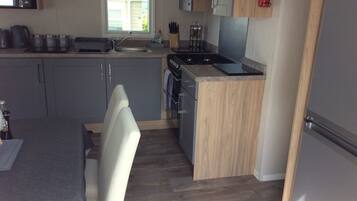 Cabin | Private kitchen | Fridge, microwave, oven, stovetop