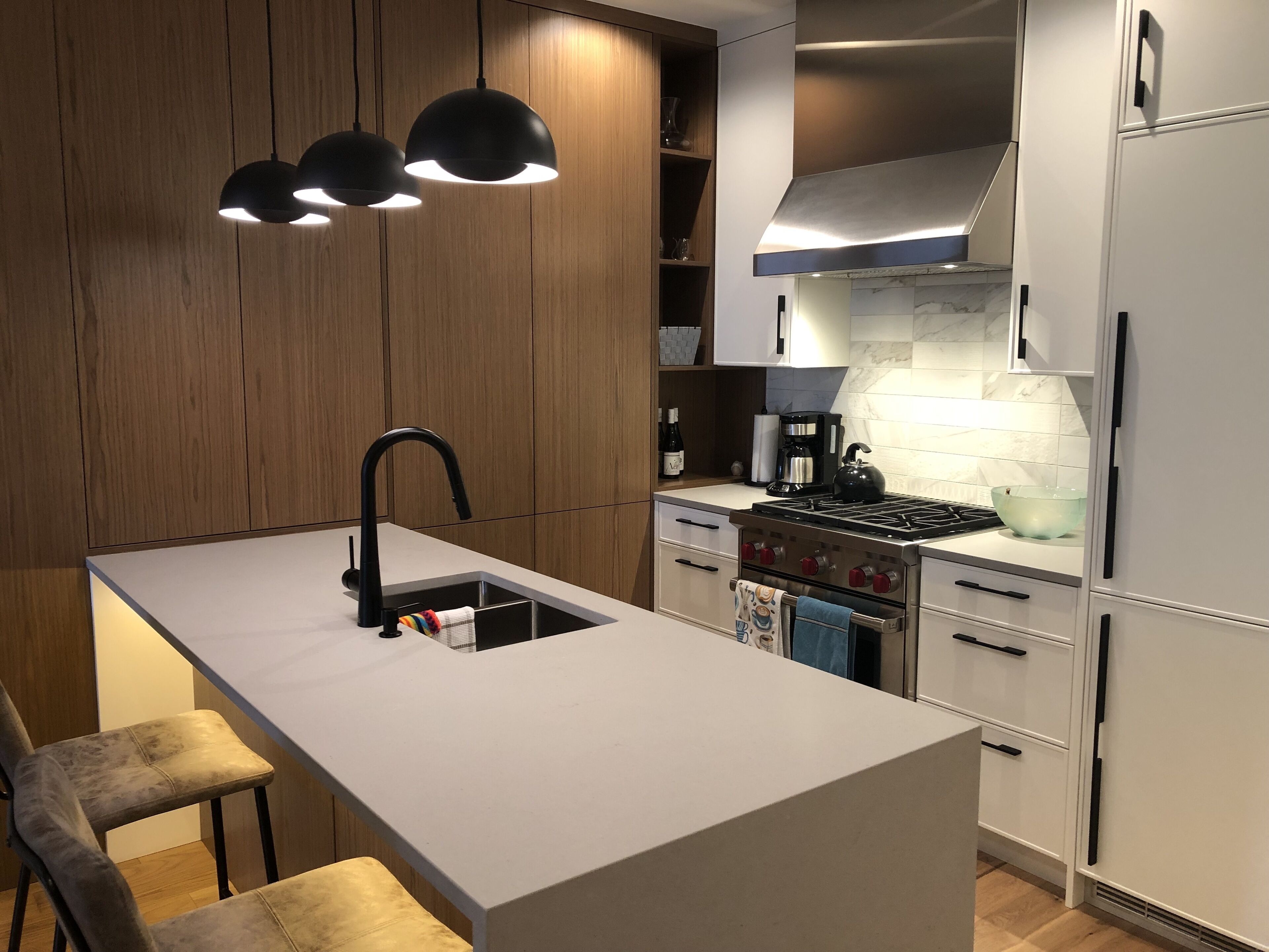 Jääkaappi, mikroaaltouuni, uuni, liesi