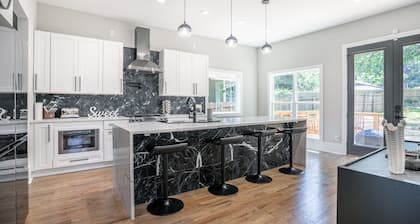 Westview Hotel! Spacious, Modernistic, Group Friendly Home in Atlanta
