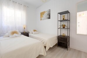 2 chambres, fer et planche Ă repasser