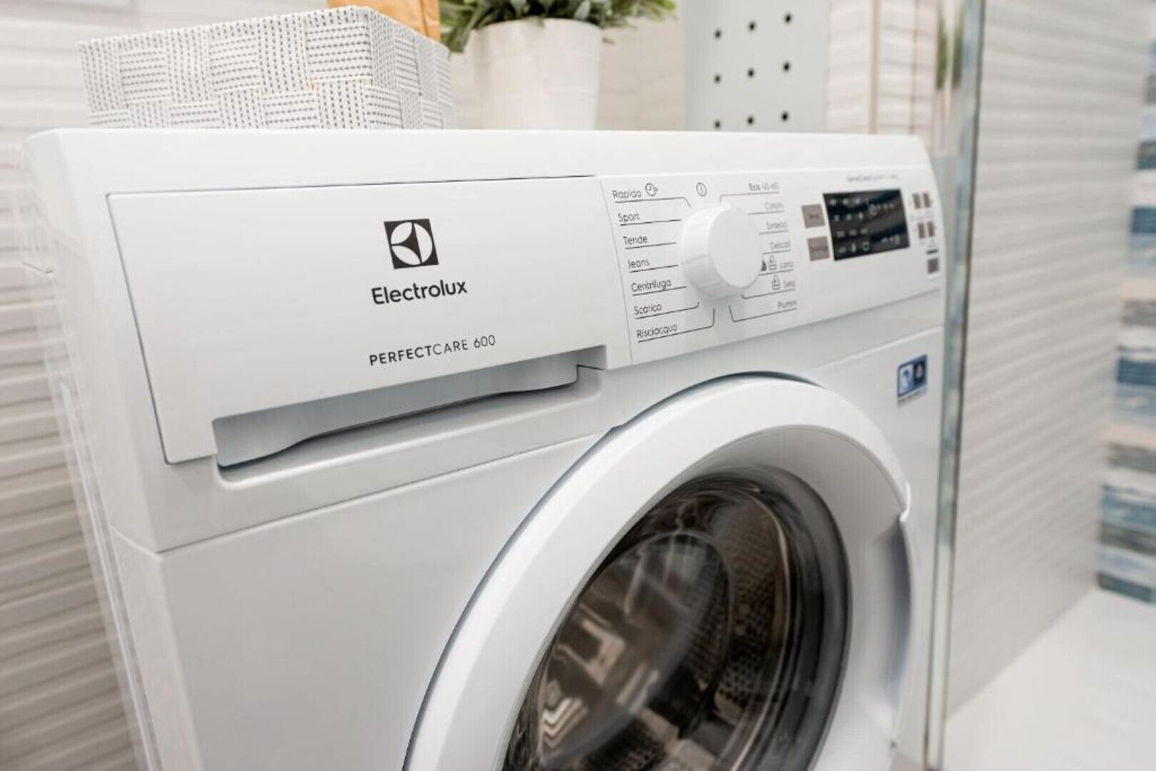 Vista frontale di una lavatrice Electrolux PERFECTCARE 600, con pannello di controllo e sportello anteriore.