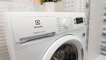 Vista frontale di una lavatrice Electrolux PERFECTCARE 600, con pannello di controllo e sportello anteriore.