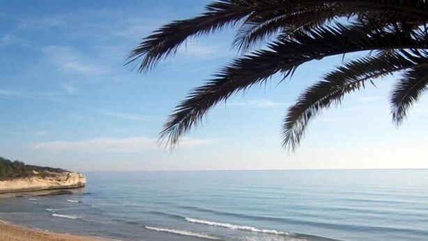A beach with clear skies, calm water, and a sandy shore. - Hotel Noto Marina a Mare Spa (Noto)