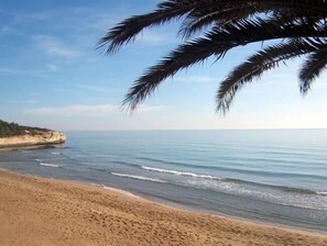A beach with clear skies, calm water, and a sandy shore. - Hotel Noto Marina a Mare Spa (Noto)