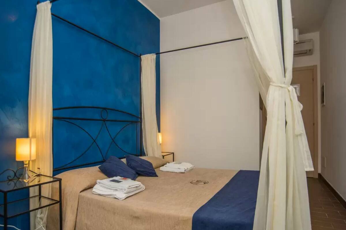 Kamar Double Standar | Brankas, meja kerja, ruang kerja ramah laptop, dan Wi-Fi gratis