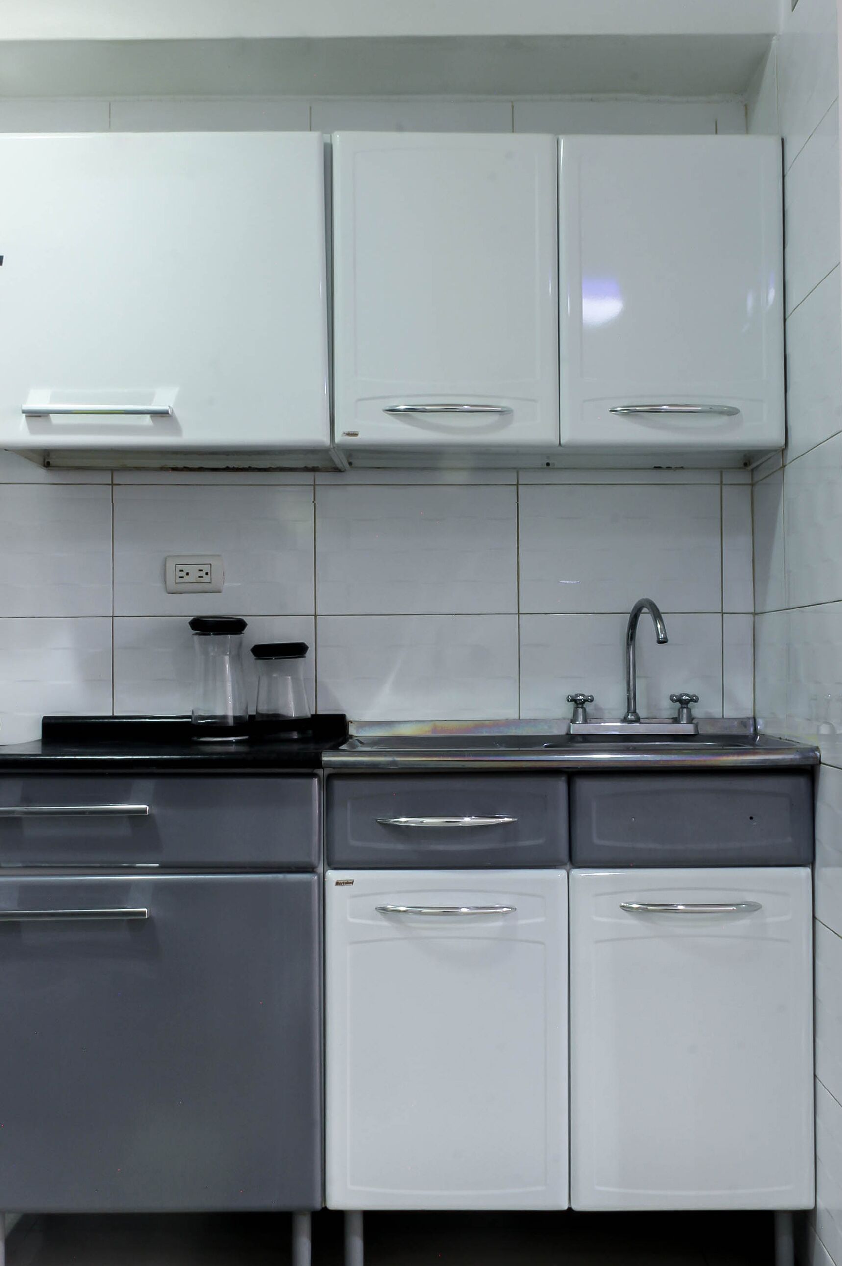 Een koelkast, een microgolfoven, een oven, een vaatwasser