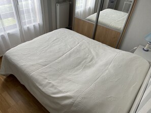 3 chambres, fer et planche à repasser, lit parapluie