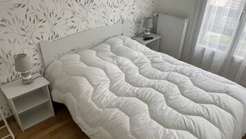 3 slaapkamers, een strijkplank/strijkijzer, reisbedje