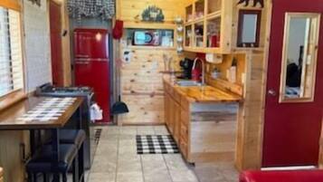 Réfrigérateur, micro-ondes, plaque de cuisson, cafetiÚre/bouilloire