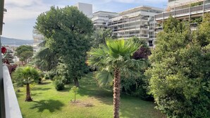 A residential area with a well-maintained garden, including palm trees and various shrubs. - Studio Mas du Tanit (Antibes)