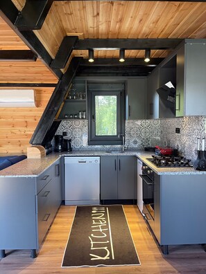 Bungalow de luna de miel | Área de sala de estar | Televisión