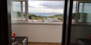 Un balcón con vistas al mar y las colinas.