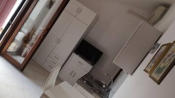 Frigorifero, microonde, forno, piano cottura