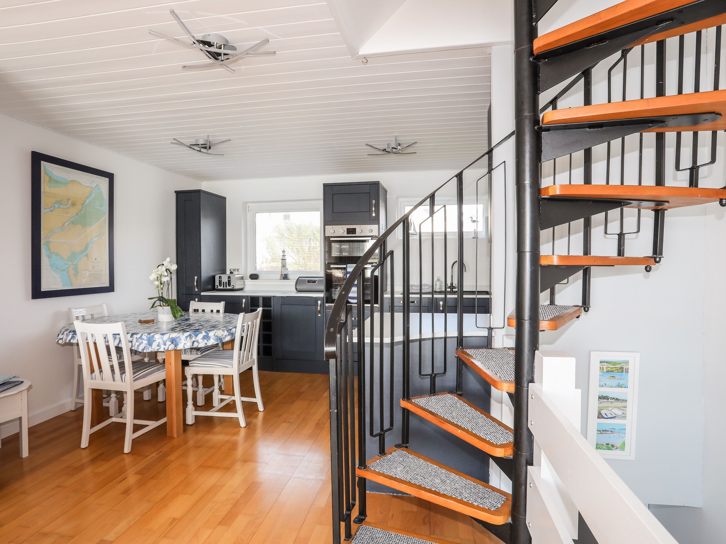 Cottage | Private kitchen | Fridge, microwave, electric kettle, toaster