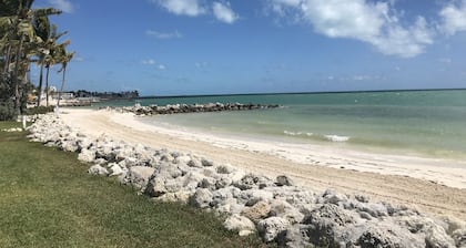 1st Floor, Private Sandy Beach, Heated Pool, Perfect Sunsets on Key Colony Beach