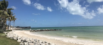 1st Floor, Private Sandy Beach, Heated Pool, Perfect Sunsets on Key Colony Beach