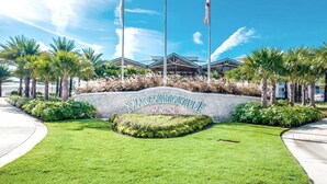 A well-maintained entrance with a clear sign for Margaritaville Resort, surrounded by lush greenery and palm trees. - 5br/5ba/5mi Disney • Heated Pool/SPA • Free Uber rides to parks! (Kissimmee)