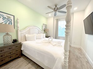 6 bedrooms, desk, iron/ironing board, travel cot
