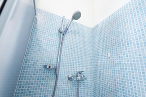 Dusche, Haartrockner, Bidet, Handtücher